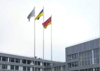 Forcat ruse ikën, pak orë më parë/ Flamuri i Ukrainës valëvitet sërish mbi centralin e Çernobilit