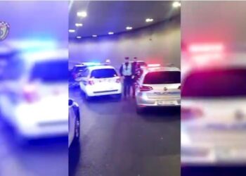 EMRI/ Tentoi t’i ikte policisë, aksidentoi një person dhe përplasi një makinë. Përfundon “arratia” e 30-vjeçarit