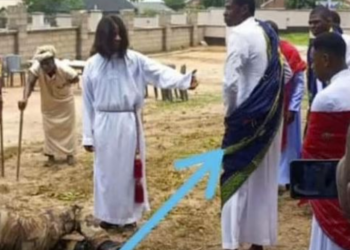 Po performonte në shfaqjen e kryqëzimit të Jezusit, 25-vjeçari humb jetën në mënyrë tragjike