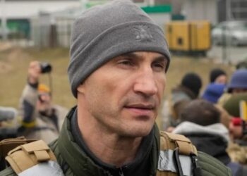 Kryetari i bashkisë së Kievit, Vitali Klitschko, qytetarëve që duan të kthehen: S’është ende koha e duhur. Forcat ruse nuk i ndalin sulmet.