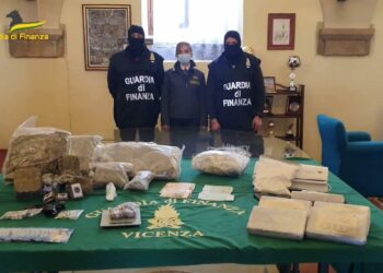 Shqiptarët me 1 mln euro kokainë me vete “fluturojnë” makinën jashtë rruge për t’i shpëtuar policisë, por…