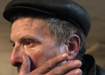 “Të jetosh me të vdekurit”, 60 vjeçari ukrainas ‘mbytet’ në lot, rrëfen tmerrin: 25 netë kam fjetur në…