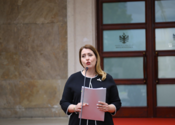 Vendimi i qeverisë/ Manastirliu: 270 000 fëmijë do të kontrollohet nga sytë