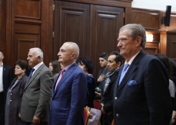 FOTOT/ “Ortakët” bëjnë provën “gjenerale”: Meta në krah të Berishës, ja çfarë i bëri bashkë në Presidencë