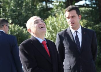 Veliaj tha se na duhet një figurë që shëron plagë, jo një president që kalon kohë banaqeve, reagon Presidenca: Qen sulmi…!