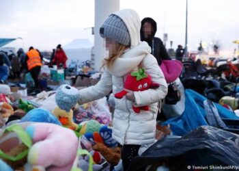Aparate mjekësore, veshje e para: Më shumë se 10 mjekë shqiptarë në kufirin polak, për të ndihmuar ukrainasit
