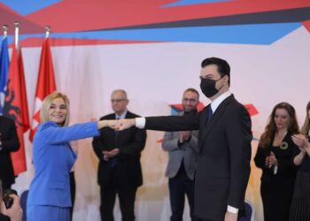 “Basha s’bëhet kryeministër”/ Kryemadhi zbulon SMS e ndërkombëtarëve: Më thanë dilni me emrin tuaj, kreun e PD-se e vura në dijeni dhe…