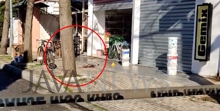 TAVOLINA KU ISHTE ULUR VIKTIMA DHE NJOLLAT E GJAKUT NË TROTUAR