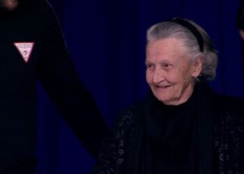 ‘Shyqyr që erdhi kjo ditë për vajzat shqiptare që bëjnë dashuri’/ Gjyshja e konkurrentes në TV: Ne martoheshim që 13 vjeç