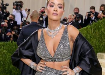 Rita Ora imazhi i ri i Prada-s/ Ja shifra ‘marramendëse’ që do të fitojë këngëtarja nga firma e njohur
