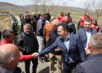 Peleshi inspekton urën “bailey” në Voskop: Në dy vite janë ndërtuar 25 ura, përfituan 20 mijë banorë. Do të vijojmë…