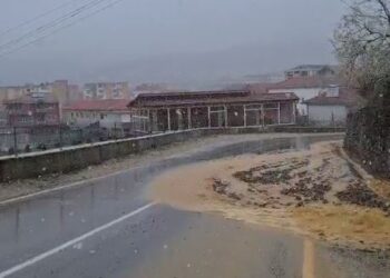 Stuhi bore dhe shi/ Përmbytet rruga në Peshkopi, vështirësi në qarkullim