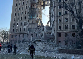 “Po na godasin me municione dhe bomba thërrmuese”/ Mykolaiv vazhdon të bombardohet nga rusët