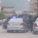 Konflikti në Vlorë/ Polici qëllon me armë ndaj djalit të kryeplakut të Kaninës. U zunë për një vajzë