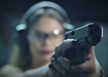 “Qëllon me armë foton e vjehrrës”/ Kush është femra VIP shqiptare që shkon çdo ditë në poligon qitjeje