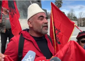 Protestë në sheshin e Flamurit! Vlonjatët kundër terminalit pranë Monumentit të Pavarësisë
