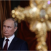 Në cep të katedrales me një qiri të kuq, Putin merr pjesë në meshën e Pashkëve Ortodokse