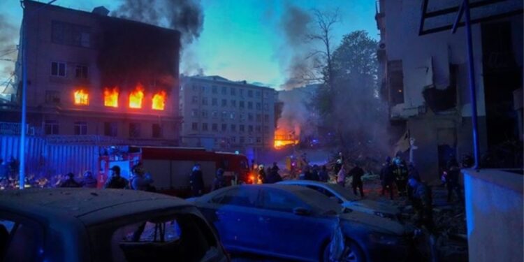 Kievi bombardohet gjatë vizitës së Guterres, Zelensky: Përpjekje e rusëve për të poshtëruar OKB-në