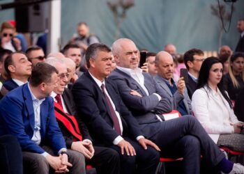 Si ndihesh kur shokët e tu janë në burg? Rama replikon me gazetarin: Babai mban përgjegjësi për ty?