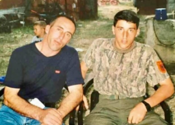 “Të ekzekutuan pas shpinës! Mallkuar qoftë ajo dorë”/ Haradinaj kujton vëllanë e vrarë