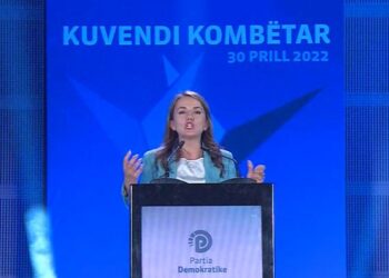 “E dashur familja ime politike!”/ Rudina Hajdari nuk e përmend Berishën në Kuvendin Kombëtar por vetëm të atin…