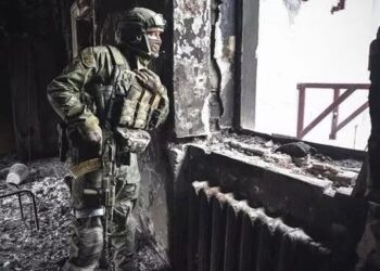 Dezertimet/ Komandantët rusë braktisin ushtarët, trupat në terren shpërthejnë ndaj tyre: Çakejtë shijojnë cigare, ne pa armatime