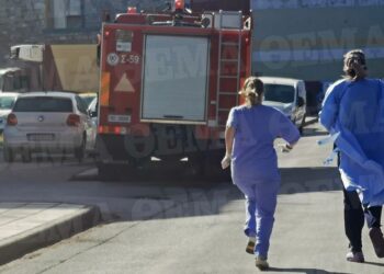 Pacienti me COVID i vuri flakën pavijonit/ Një i vdekur e 20 të bllokuar në spitalin e Selanikut