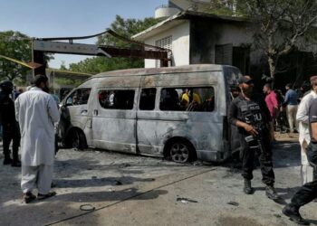 Sulm kamikaz/ Gruaja hap zjarr ndaj minibusit, vret shoferin dhe tre profesorë