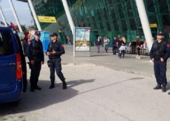 Rinas /Pranga dy të rinjve, përdorën dokumente false