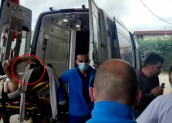 Plagosja e dyfishtë me armë zjarri në Lezhë/ Gjykata lë në burg Besnik Simonin dhe Altin Markun, seanca zhvillohet në spital