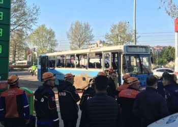 “Ishte me telekomandë”/ Sulmi ndaj autobusit që transportonte gardianët e burgut në Turqi. VIDEO nga shpërthimi me bombë
