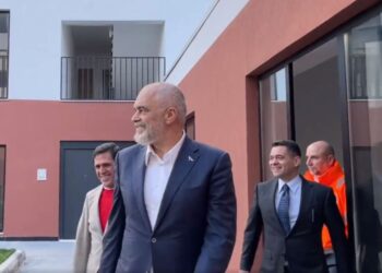 “Eh ç’na bëtë me këtë parti, na hoqët vathët”/ Rama refuzon karamelen në Kamëz: Jepja Ahmetajt se ky është helm, unë jam i ëmbël