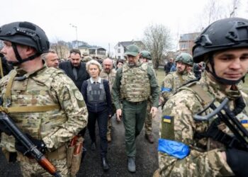 FOTO/ Von der Leyen vesh jelekun antiplumb, viziton vendin e masakrës në Bucha: S’do ia falim kurrë armikut këto krime!