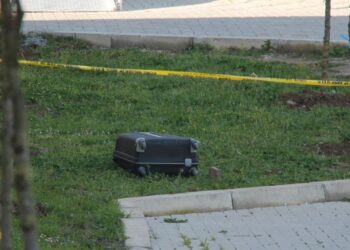 Alarm në Fier/ Valixhe e dyshimtë në mes të qytetit, policia rrethon zonën