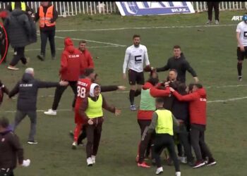 Skandal! Tifozët kosovarë futen në fushë dhe bëjnë për spital portierin korçar (VIDEO)