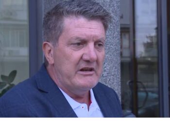 “Kurrë s’kam përjetuar torturë më të madhe se kjo”/ Akuzohet për falsifikim vizash, gjykata jep vendimin për gazetarin Zeka