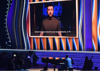 ‘Plotësoni heshtjen e ‘varrit’ me muzikën tuaj’/ Fjalimi i Zelensky në ‘Grammy 2022’: Muzikantët tanë vishen si ushtarë, u këndojnë…