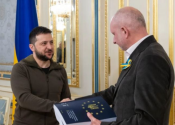 Ukraina bën hapin e madh/ Zelensky dorëzon formularin për anëtarësimin e vendit në BE