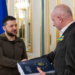 Ukraina bën hapin e madh/ Zelensky dorëzon formularin për anëtarësimin e vendit në BE