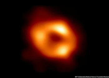 Për herë të parë, astronomët arrijnë të fotografojnë vrimën e zezë në galaktikën tonë