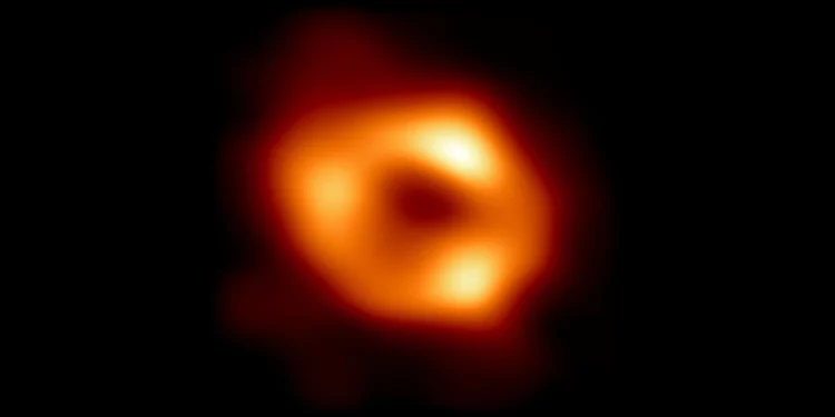 Për herë të parë, astronomët arrijnë të fotografojnë vrimën e zezë në galaktikën tonë