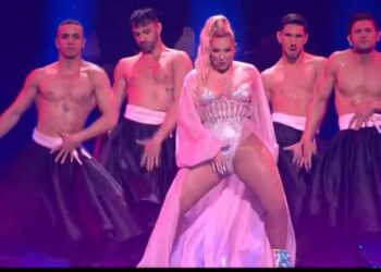 Ronela Hajati “djeg” skenën e Eurovisionit, çel festivalin europian me këngën “Sekret”