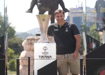 FOTOT/ Muzikë e eksplorim turistik! Bashkia dhjetra organizime për finalen, qindra tifozë të Romës dhe Feynoord shijojnë Tiranën