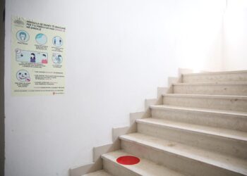 E rëndë në Sarandë, një nxënëse hedh nga shkallët shoqen brenda në shkollë