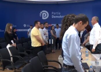 Homazh ish-Presidentit Nishani/ Këshilli Kombëtar mban një minutë heshtje në nder të tij