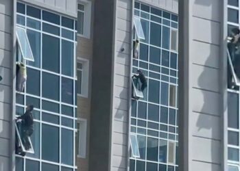 Qytetari shpëton 3-vjeçaren që kishte dalë jashtë dritares së katit të 8-të (VIDEO)