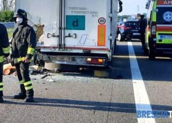 Vdes 42-vjeçari shqiptar në Itali, u përplas nga kamioni teksa udhëtonte me makinë