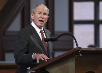 VIDEO / “Pushtimi brutal i Irakut”, ish-presidenti Bush ngatërron Ukrainën, salla shpërthen në të qeshura
