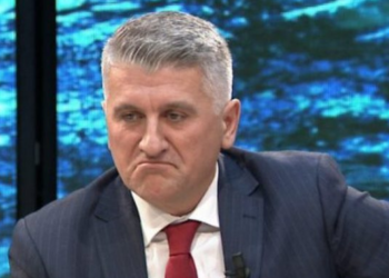 Gjekmarkaj satirizon Asamblenë e PS-së: Nga “mjekrat” që imitojnë shefin te ministrushet që adhurojnë liderin…