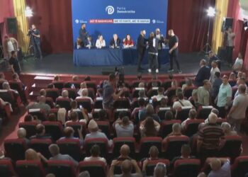VIDEO/ Berisha në Elbasan prezantohet nga një i dehur: Poshtë komunizmi!